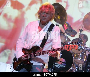 Hollywood, Vereinigte Staaten Von Amerika. Februar 2006. HOLLYWOOD FL - 11. MÄRZ: Justin Hayward und John Lodge of the Moody Blues treten am Eröffnungsabend ihrer Tour im Hard Rock Live auf, die am 11. März 2012 im Seminole Hard Rock Hotel & Casino in Hollywood, Florida stattfindet. Leute: John Lodge Credit: Storms Media Group/Alamy Live News Stockfoto