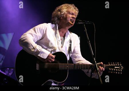 Hollywood, Vereinigte Staaten Von Amerika. Februar 2006. HOLLYWOOD FL - 11. MÄRZ: Justin Hayward und John Lodge of the Moody Blues treten am Eröffnungsabend ihrer Tour im Hard Rock Live auf, die am 11. März 2012 im Seminole Hard Rock Hotel & Casino in Hollywood, Florida stattfindet. Leute: John Lodge Credit: Storms Media Group/Alamy Live News Stockfoto
