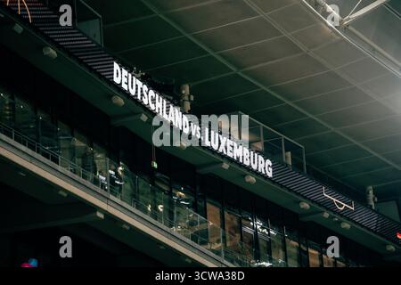 Sinsheim, Deutschland. Oktober 2025. Sinsheim, Deutschland, 10. Oktober 2025 Stadion-Bildschirm zeigt Deutschland gegen Luxemburg während des UEFA-Qualifikationsspiels Deutschland gegen Luxemburg in der PreZero Arena in Sinsheim. (Gabor Baumgarten/SPP) Credit: SPP Sport Press Photo. /Alamy Live News Stockfoto