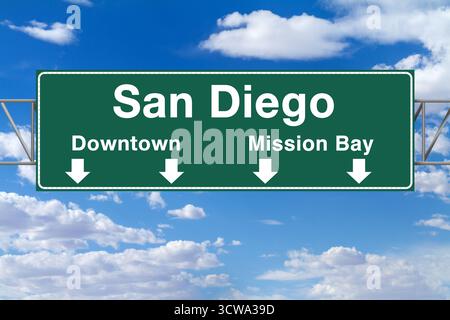 Ein grünes Schild auf dem California Freeway mit Pfeilen für Downtown und Mission Bay in San Diego. Stockfoto