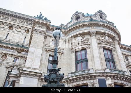 Äußere des Palais Garnier, der historischen Pariser Oper, im Beaux-Arts-Stil. Vor der detaillierten Fassade steht ein Laternenpfahl Stockfoto