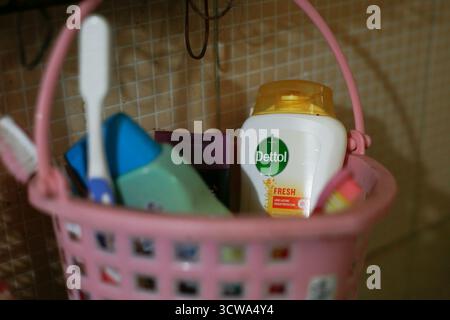 Nahaufnahme von Dettol Fresh Body Wash Duschgel im Badezimmerkorb Stockfoto