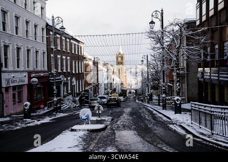 Derry, Nordirland. 17. Januar 2023. Die Shipquay Street ist mit Schnee bedeckt, im Hintergrund ist die Guildhall zu sehen. Quelle: Aodhán Roberts/Alamy S Stockfoto