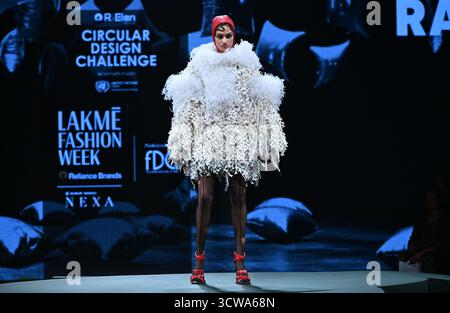 Neu-Delhi, Indien. Oktober 2025. Ein Model präsentiert eine Kreation des britischen Designers Maximilian während der Lakme Fashion Week x FDCI in Neu-Delhi, Indien, 10. Oktober 2025. Quelle: Javed Dar/Xinhua/Alamy Live News Stockfoto