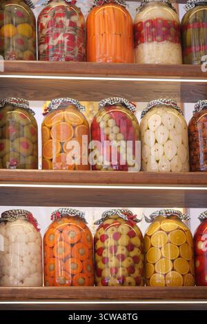 Farbenfrohe Gläser mit konserviertem Obst und Gemüse Stockfoto