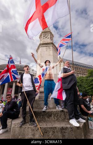 Manchester, Großbritannien. August 2025. Rechtsradikale Anhänger hissen Fahnen auf dem Manchesters St Peter's Square während der ersten Rallye der Britanen. Nach dem Ende der nationalen Konferenzsaison für die britischen politischen Parteien wurden die beiden traditionellen großen Parteien von der populistischen Reform UK rechten Partei zurückgelassen. Im Vereinigten Königreich wurde eine Welle des Nationalismus beobachtet, in der Flaggen an Lampenpfosten gehisst wurden, und es gab Protestaktionen gegen Einwanderung und rechtsextreme Proteste in Großstädten und außerhalb von Hotels, in denen Asylsuchende untergebracht sind. Sowohl die regierende Labour-Partei als auch die offizielle Oppositionskonservative Par Stockfoto