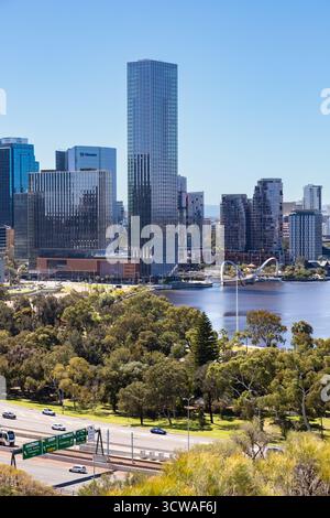 Kings Park, Perth, Australien. Oktober 2025. Blick auf Perth CBD vom Kings Park. Ein gutes Beispiel für die Einbeziehung von Grünflächen in die Stadt Stockfoto