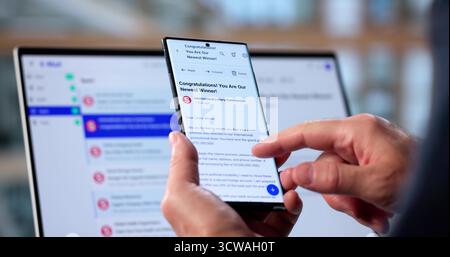 Man Erhält Auf Älterem Smartphone Eine E-Mail-Warnung Wegen Betrugs. Stockfoto