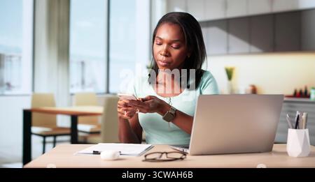Afrikanerin Scannt Dokumente Mit Telefon, Um Belege Online Hochzuladen. Stockfoto