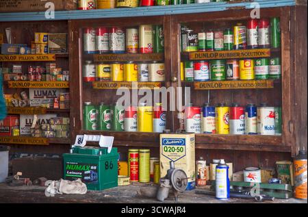 Vintage Motor Stores, Erinnerungsstücke bei Goodwood Revival: Goodwood Motor Circuit, Chichester, West Sussex, PO18 0PH, Großbritannien Stockfoto