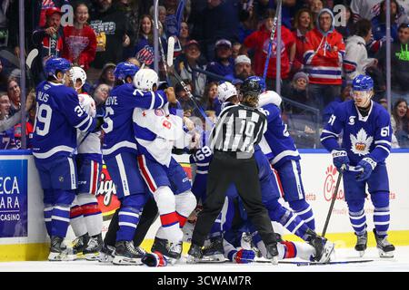Rochester, New York, USA. Oktober 2025. Die Spieler der Rochester-Amerikaner und der Toronto Marlies kämpfen in der zweiten Periode. Die Rochester Americans veranstalteten die Toronto Marlies in einem Spiel der American Hockey League in der Blue Cross Arena in Rochester, New York. (Jonathan Tenca/CSM). Quelle: csm/Alamy Live News Stockfoto