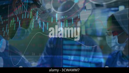 Stehende Chirurgen tragen Scheuerstellen und Masken in ODER unter Deckenlicht, die finanzielle Überlagerung zeigen Stockfoto