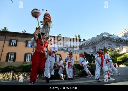 Rom, Italien. Oktober 2025. Lokale chinesische Kulturliebhaber spielen Drachentanz während eines Jahrmarkts zum Thema „Mitte-Herbst“ in der Marymount International School in Rom, Italien, am 10. Oktober 2025. Der Jahrmarkt fand hier am Freitag statt, wo Studenten und Anwohner eine Vielzahl chinesischer kultureller Aktivitäten und Vorstellungen von lokalen Enthusiasten der chinesischen Kultur genossen. Quelle: Li Jing/Xinhua/Alamy Live News Stockfoto