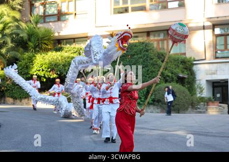 Rom, Italien. Oktober 2025. Lokale chinesische Kulturliebhaber spielen Drachentanz während eines Jahrmarkts zum Thema „Mitte-Herbst“ in der Marymount International School in Rom, Italien, am 10. Oktober 2025. Der Jahrmarkt fand hier am Freitag statt, wo Studenten und Anwohner eine Vielzahl chinesischer kultureller Aktivitäten und Vorstellungen von lokalen Enthusiasten der chinesischen Kultur genossen. Quelle: Li Jing/Xinhua/Alamy Live News Stockfoto