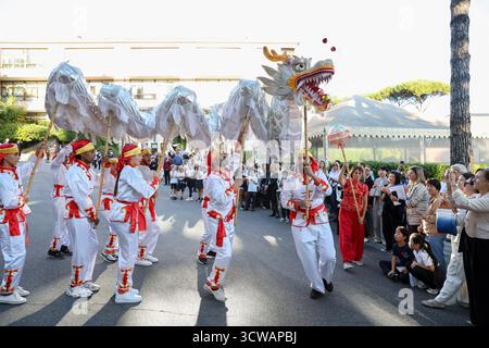 Rom, Italien. Oktober 2025. Lokale chinesische Kulturliebhaber spielen Drachentanz während eines Jahrmarkts zum Thema „Mitte-Herbst“ in der Marymount International School in Rom, Italien, am 10. Oktober 2025. Der Jahrmarkt fand hier am Freitag statt, wo Studenten und Anwohner eine Vielzahl chinesischer kultureller Aktivitäten und Vorstellungen von lokalen Enthusiasten der chinesischen Kultur genossen. Quelle: Li Jing/Xinhua/Alamy Live News Stockfoto