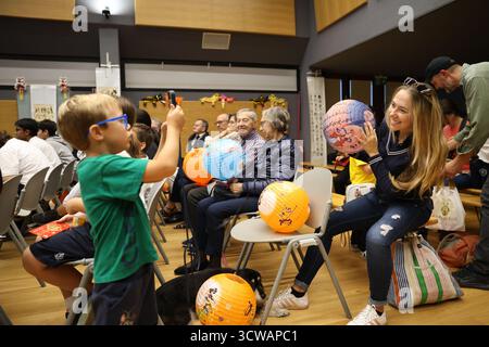 Rom, Italien. Oktober 2025. Eine Frau posiert für Fotos mit Laternen während eines Jahrmarkts zum Thema Mitte des Herbstes an der Marymount International School in Rom, Italien, am 10. Oktober 2025. Der Jahrmarkt fand hier am Freitag statt, wo Studenten und Anwohner eine Vielzahl chinesischer kultureller Aktivitäten und Vorstellungen von lokalen Enthusiasten der chinesischen Kultur genossen. Quelle: Li Jing/Xinhua/Alamy Live News Stockfoto