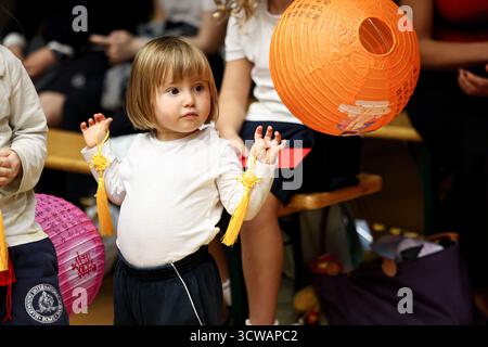 Rom, Italien. Oktober 2025. Ein Mädchen spielt am 10. Oktober 2025 auf einem halbherbstlichen Jahrmarkt in der Marymount International School in Rom, Italien, mit chinesischen Knoten. Der Jahrmarkt fand hier am Freitag statt, wo Studenten und Anwohner eine Vielzahl chinesischer kultureller Aktivitäten und Vorstellungen von lokalen Enthusiasten der chinesischen Kultur genossen. Quelle: Li Jing/Xinhua/Alamy Live News Stockfoto