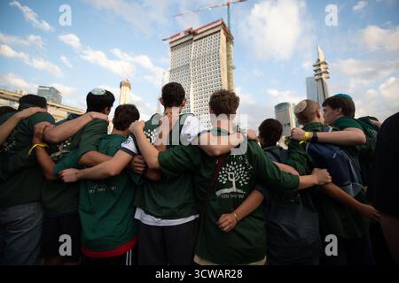 Peking, Israel. Oktober 2025. Die Menschen versammeln sich, um das Waffenstillstandsabkommen im Gazastreifen am 9. Oktober 2025 in Tel Aviv, Israel, zu feiern. Quelle: Chen Junqing/Xinhua/Alamy Live News Stockfoto