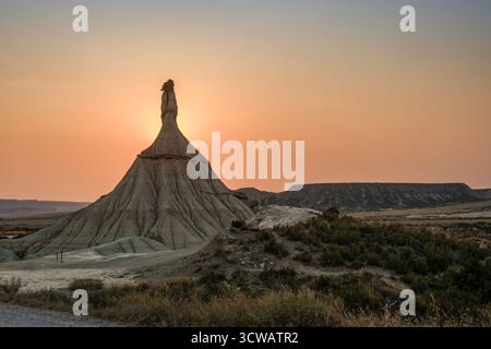 Die berühmte Felsformation Castil de Tierra im Naturpark Bardenas Reales, Navarra, Spanien, wurde während einer dramatischen Stunde bei Sonnenuntergang aufgenommen. Ideal für Stockfoto