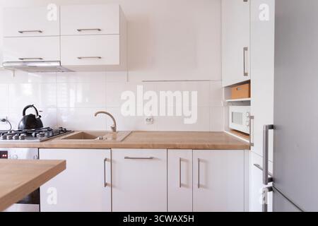 Das moderne Küchendesign zeigt eine schöne minimalistische Ästhetik, die auf Einfachheit setzt Stockfoto