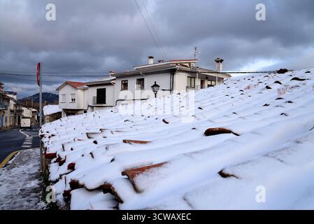 Verschneite Straße in Bustarviejo, Madrid, Spanien Stockfoto