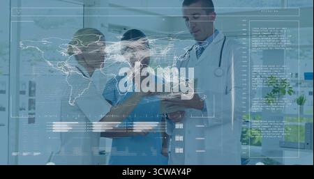 Datenüberprüfung medizinisches Team in Uniform im Krankenhausbüro, mit Tablet Digital World Map Overlay Stockfoto