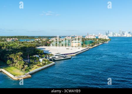 Miami, FL, USA - 18. April 2024: Blick auf die Fisher Island von einem Kreuzfahrtschiff in Miami, Florida, USA. Stockfoto