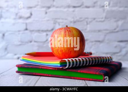 Apple auf Notebooks / Bildungskonzept Stockfoto