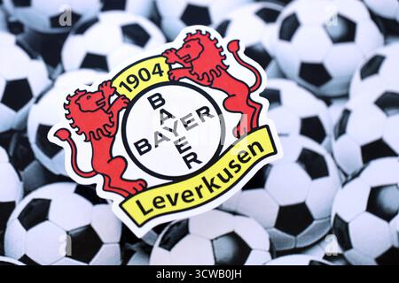 KIEW, UKRAINE - 23. FEBRUAR 2025 Bayer 04 Leverkusen Fußballklub-Abzeichen liegt auf der Fussball-Hintergrundbanner Stockfoto
