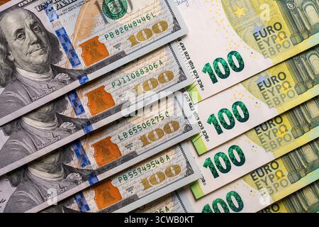 Hintergrund: 100-Dollar-Bargeld und 100-Euro-Scheine, Draufsicht, Nahaufnahme. Bargeld-Banknoten, Finanzgeld-Konzept. Amerikanische und europäische Währung Stockfoto