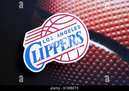 KIEW, UKRAINE - 23. FEBRUAR 2025 das Abzeichen des Basketballteams Los Angeles Clippers liegt auf einem Basketballbanner Stockfoto