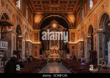 Das Hauptschiff der Basilika San Lorenzo in Lucina Stockfoto