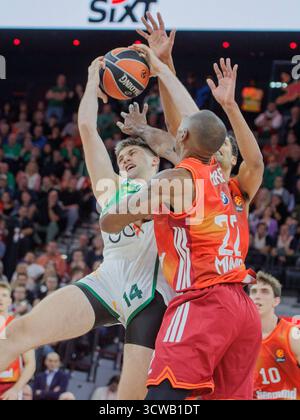 Kaunas 14 SLEVA gegen Bayerns 22 Isiaha MIKE. Basketball: Bayern - Kaunas 70:98. Euroleague, FC Bayern Basketball - Zalgiris Kaunas, Runde 3, Saison 2025-2026, am 10.10.2025 in München, S A P G A R D E N, Deutschland. Quelle / Copyright / Credit : Oryk HAIST *** Kaunas 14 SLEVA vs Bayerns 22 Isiaha MIKE Basketball Bayern Kaunas 70 98 Euroleague, FC Bayern Basketball Zalgiris Kaunas, Runde 3, Saison 2025 2026, am 10 10 10 2025 in München, S A P G A R D E N, Deutschland Quelle Copyright Credit Oryk HAIST xBASKETBALL-BAYERN-KAUNASx Stockfoto