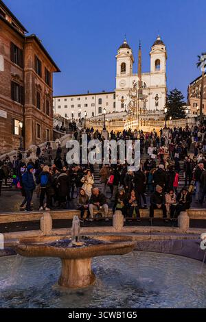 Das berühmte Barcaccia-Becken auf der Piazza di Spagna in Rom Stockfoto