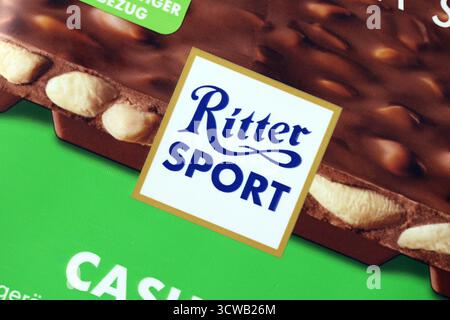 KIEW, UKRAINE - 19. APRIL 2025 Ritter Sport Logo auf Schokoladenriegel aus nächster Nähe Stockfoto