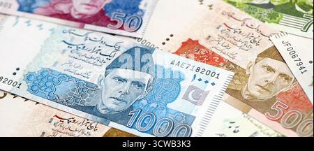 Pakistanische Rupien Banknoten. Die aktuellen pakistanischen Geldrechnungen liegen in großer Höhe auf dem Tisch. Das Konzept des Geschäfts und der Investitionen in Pakistan Stockfoto