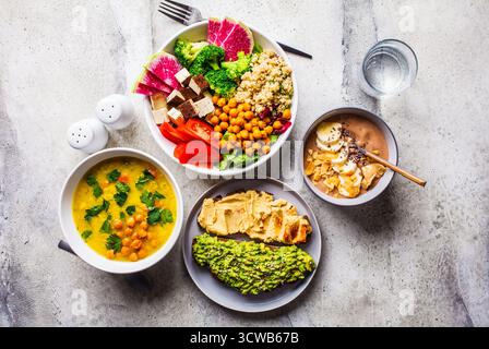 Gesundes veganes Mittagssortiment mit Suppe, Salat und Smoothie Schüssel Stockfoto