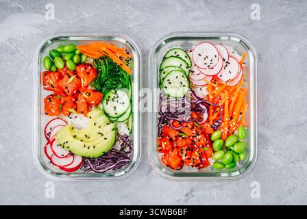 Gesunde Poke Bowl mit Lachs und Avocado Stockfoto
