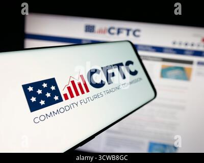 Deutschland. September 2025. In dieser Abbildung ist ein Smartphone mit dem Logo der Commodity Futures Trading Commission (CFTC) auf dem Bildschirm vor der Website zu sehen. (Credit Image: © Timon Schneider/SOPA Images via ZUMA Press Wire) NUR REDAKTIONELLE VERWENDUNG! Nicht für kommerzielle ZWECKE! Stockfoto