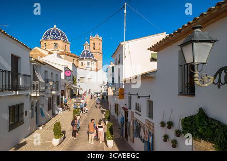 Blick von oben auf die gemütliche zentrale Straße in Altea Stadt, Spanien Stockfoto