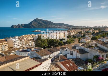 Blick von oben auf die Küstenstadt Altea bei Sonnenuntergang, Valencianische Gemeinde, Spanien. Stockfoto