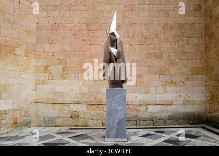 Salamanca, Spanien - 3. März 2025: Skulptur, die dem Cofrade in der Altstadt von Salamanca gewidmet ist Stockfoto