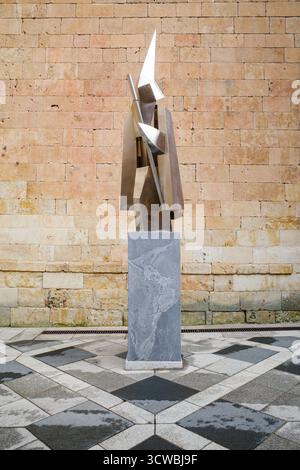 Salamanca, Spanien - 3. März 2025: Skulptur, die dem Cofrade in der Altstadt von Salamanca gewidmet ist Stockfoto