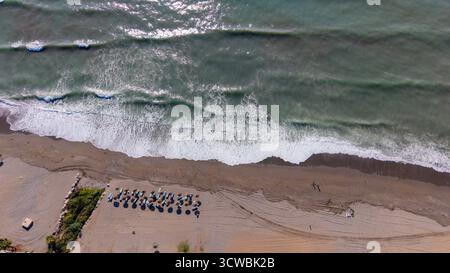 Luftaufnahme der Wellen, die am Sandstrand brechen Stockfoto