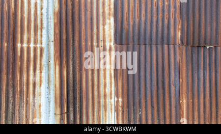 Verwitterte gewellte Metallplatten mit Rost- und Patina-Textur-Hintergrund, 16:9 Stockfoto