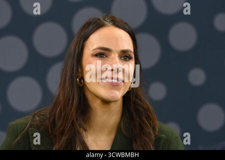 Sinsheim, Deutschland. Oktober 2025. Esther SEDLACZEK (ARD-Moderator), Einzelbild, zugeschnittenes Einzelmotiv, Porträt, Porträt, Hochformat. Internationales Fußballspiel, WM-Qualifikationsgruppe A Spieltag 7, Deutschland (DE) - Luxemburg (LU) 4-0 am 10. Oktober 2025, PreZero Arena Sinsheim. Quelle: dpa/Alamy Live News Stockfoto