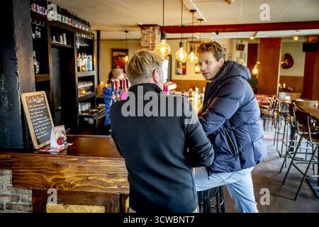 DER HAAG – der geschäftsführende Wirtschaftsminister Vincent Karremans spricht im Rahmen einer VVD-Wahlkampagne mit Geschäftsleuten in den Haag. Die Niederlande bereiten sich auf die Parlamentswahlen vor. ANP ROBIN UTRECHT niederlande raus - belgien raus Stockfoto