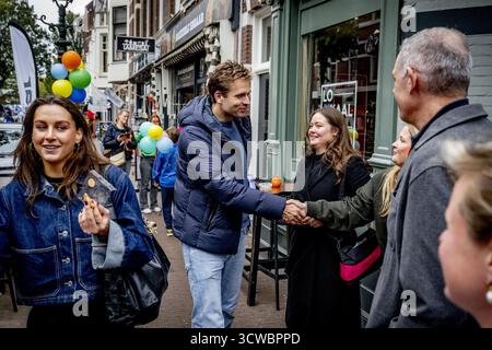 DER HAAG – der geschäftsführende Wirtschaftsminister Vincent Karremans spricht im Rahmen einer VVD-Wahlkampagne mit Geschäftsleuten in den Haag. Die Niederlande bereiten sich auf die Parlamentswahlen vor. ANP ROBIN UTRECHT niederlande raus - belgien raus Stockfoto