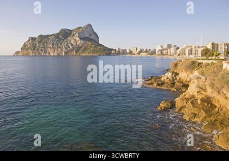 Strandpromenade, Playa La Fossa-Levante, Felsen, Penon de Ifach, Wahrzeichen, Küste, Skyline der Stadt, Wolkenkratzer, Hotels, Mittelmeer, bucht, Skyline, Calpe Stockfoto