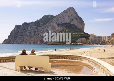 Strandpromenade, Playa La Fossa-Levante, Felsen, Penon de Ifach, Wahrzeichen, Küste, Skyline der Stadt, Wolkenkratzer, Hotels, Mittelmeer, bucht, Skyline, Calpe Stockfoto
